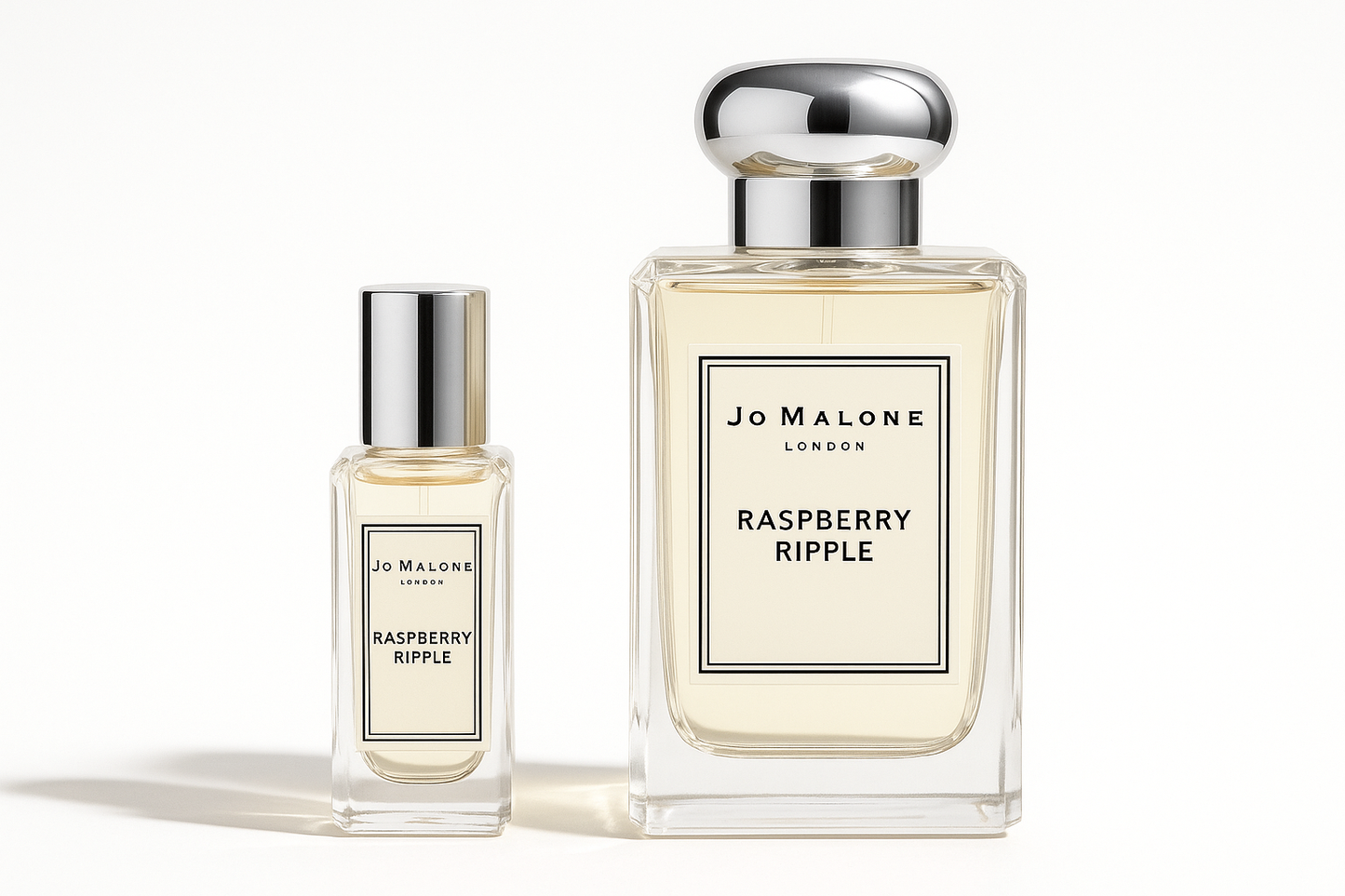 زجاجة عينة Jo Malone Raspberry Ripple سعة 12 مل بجانب زجاجة Jo Malone Raspberry Ripple سعة 100 مل