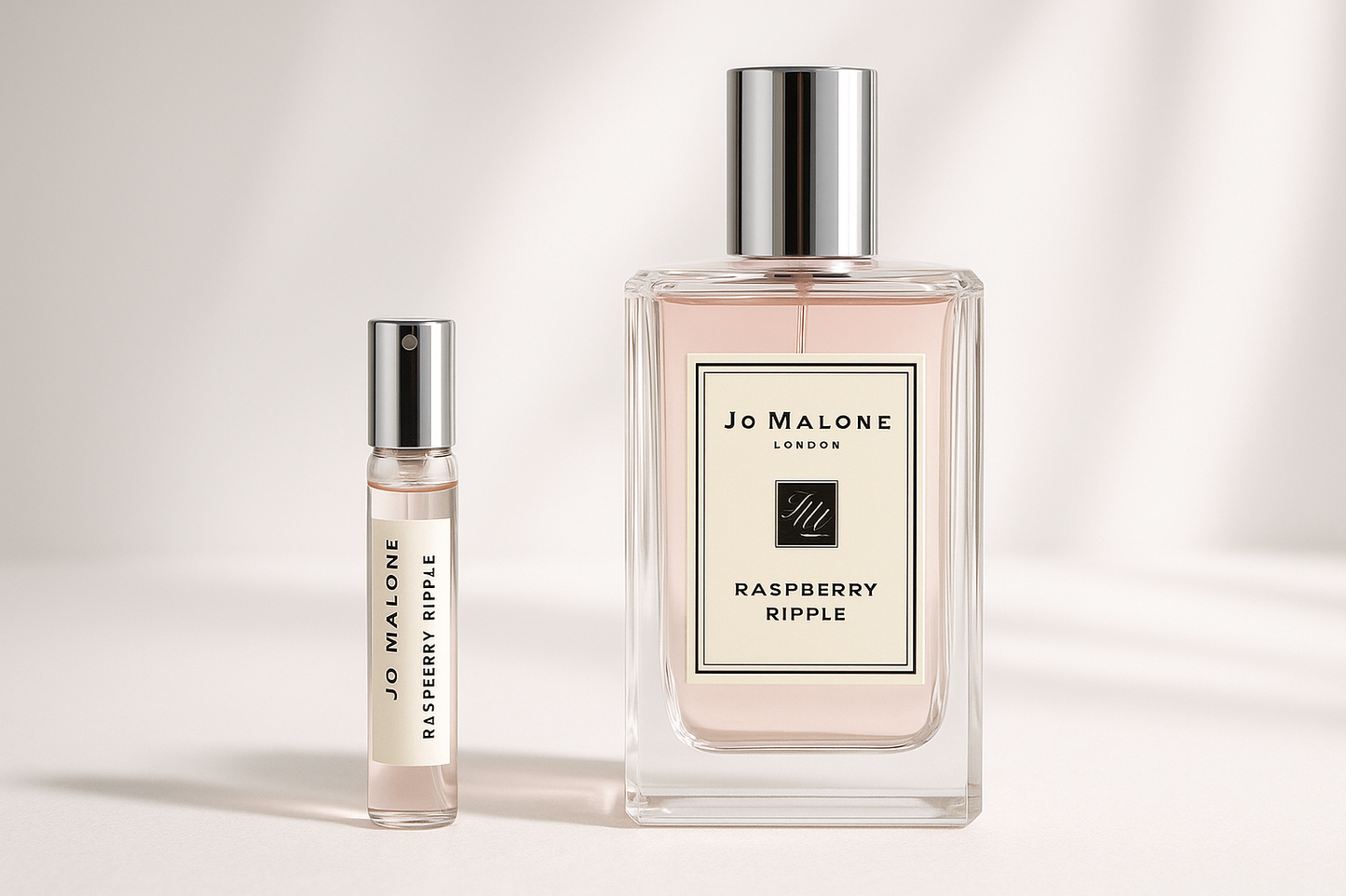 عينة عطر Jo Malone Raspberry Ripple سعة 2 مل بجانب زجاجة عطر Jo Malone Raspberry Ripple سعة 100 مل