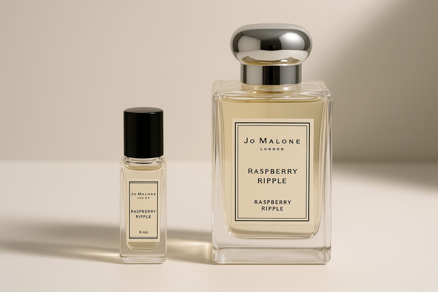 عينة عطر Jo Malone Raspberry Ripple سعة 6 مل بجانب زجاجة Jo Malone Raspberry Ripple سعة 100 مل