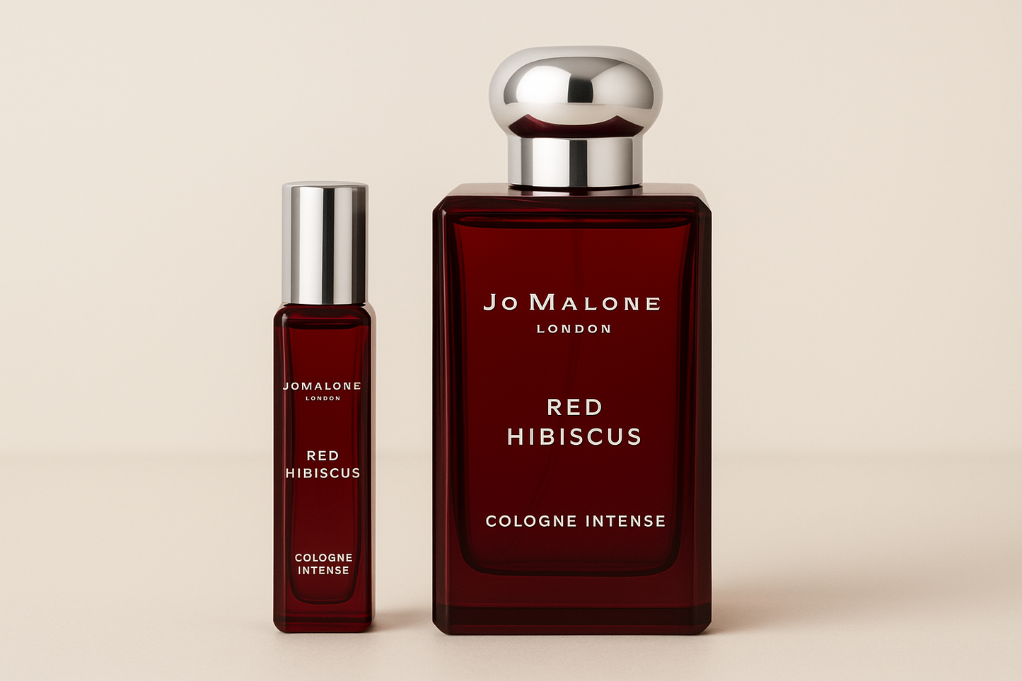 عينة من عطر Jo Malone Red Hibiscus Cologne Intense سعة 12 مل بجوار زجاجة عطر سعة 100 مل من عطر Jo Malone Red Hibiscus Cologne Intense والتي تحتوي على كتابة باللون الأبيض على زجاجة حمراء داكنة