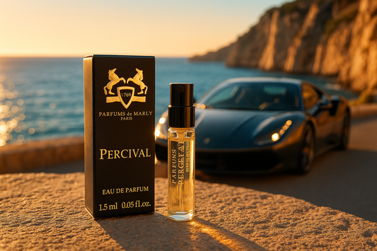 عينة عطر رسمية من Parfums De Marly Percival، 1.5 مل، 0.05 أونصة سائلة، مع سيارة فاخرة خلفها على ساحل البحر.